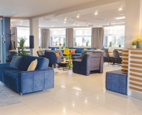 Przestronne lobby hotelu Akwawit - St Joseph Bar
